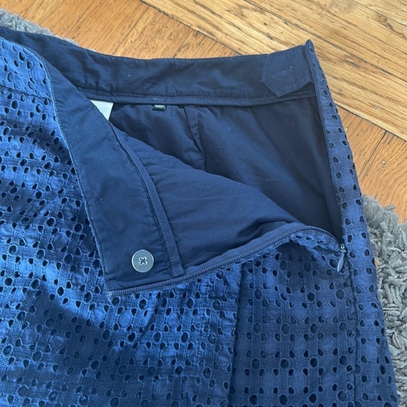 CAbi #5111 Eyelet Navy Faux Wrap Skort Size 6 - Picture 5 of 10